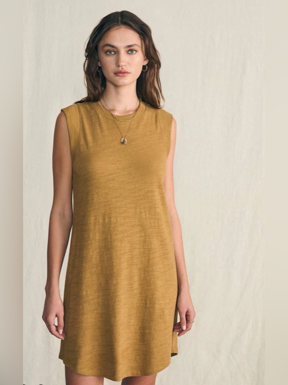 Faherty Sunwashed Slub Muscle Dress Tan | Size Medium